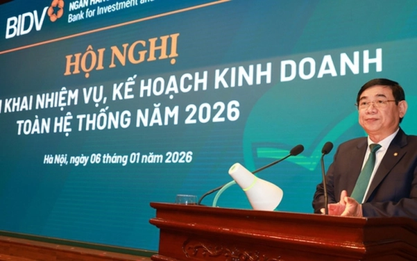 Hoạt động giao dịch nhộn nhịp tại một chi nhánh hiện đại của BIDV