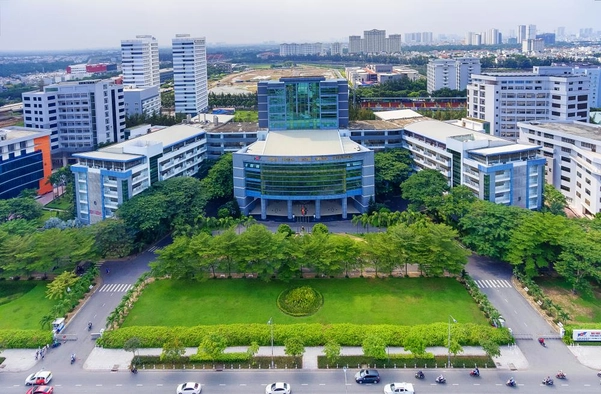 Khuôn viên xanh và kiến trúc ấn tượng của Đại học Tôn Đức Thắng Quận 7